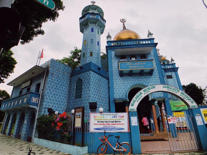 青いタイルが美しいマラバールモスク