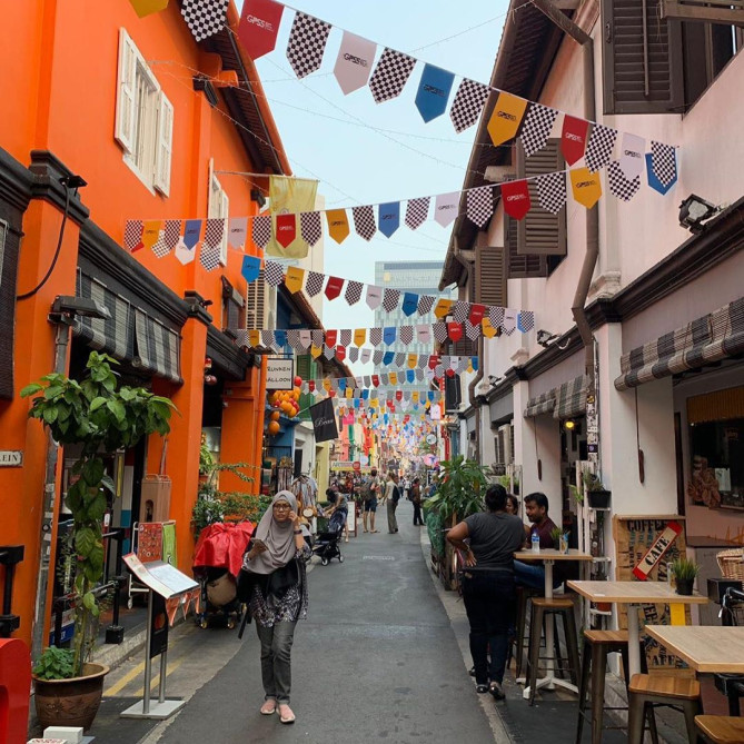 レストランが並ぶハジレーン