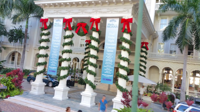 クリスマス仕様のモアナサーフライダー ウェスティンリゾート&スパ