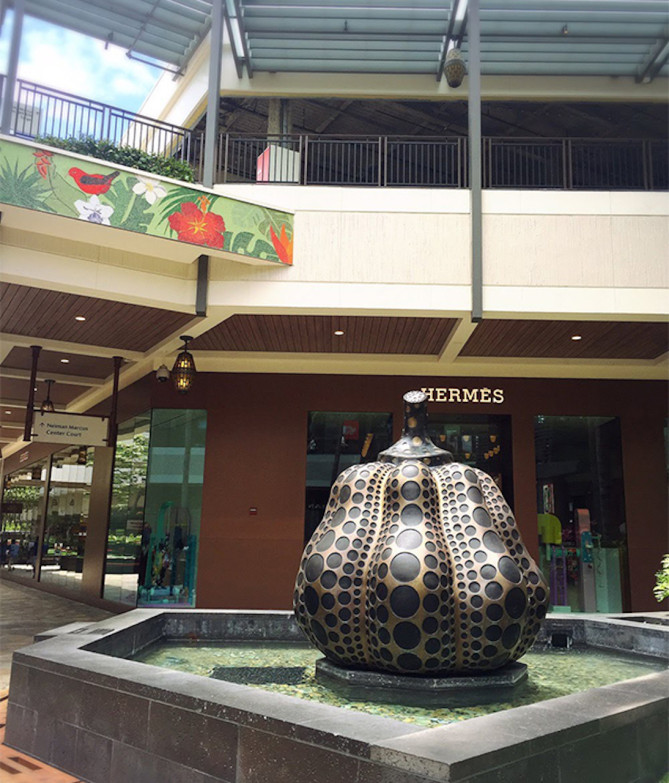 トロリーバスの停留所、アラモアナショッピングセンター