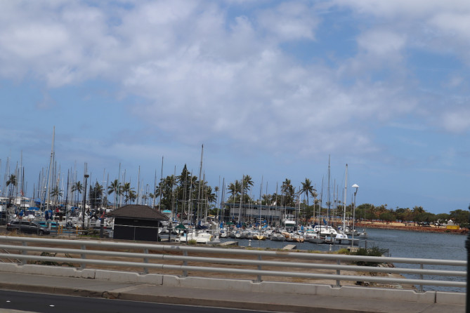 ハワイのトロリーバスから見える港