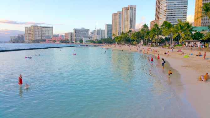 ワイキキビーチに並ぶホテル群