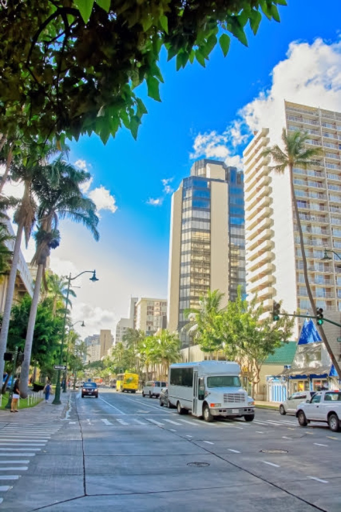 ショッピングなどに便利な内陸部の街並み