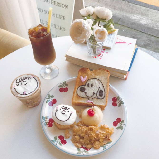 スヌーピーの飲み物とデザートが大人気