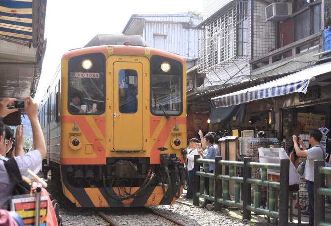 商店街のすぐ近くを走る列車