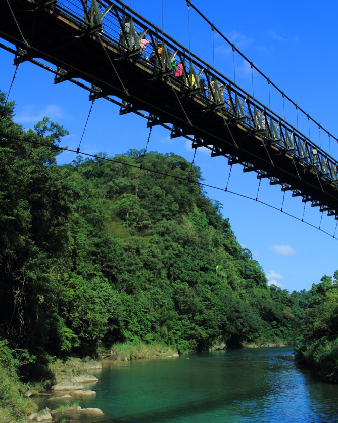 風光明媚な渓谷にかかる吊り橋