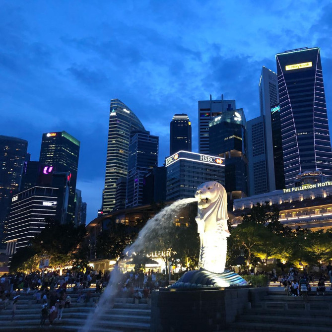 マーライオン像と高層ビル群