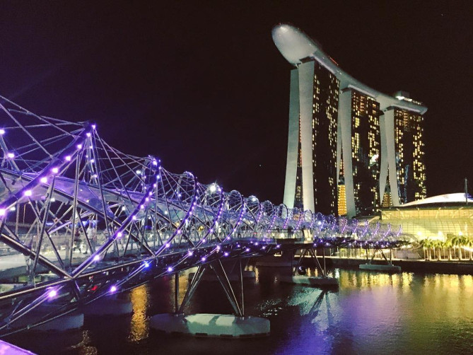 ヘリックスブリッジとマリーナベイサンズ