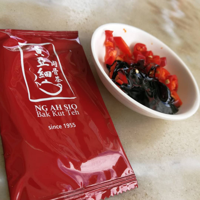 赤唐辛子と甘いソースをからめて豚肉につけると絶品