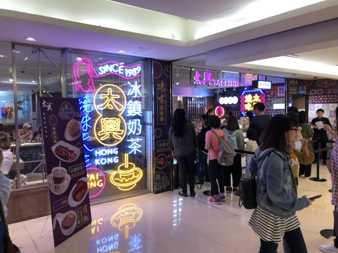 レストランの看板はネオンみたいで綺麗です