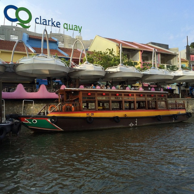 レトロなボートで周遊するリバークルーズ