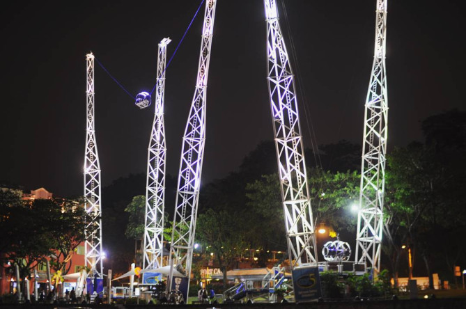 クレーンで吊られる逆バンジー