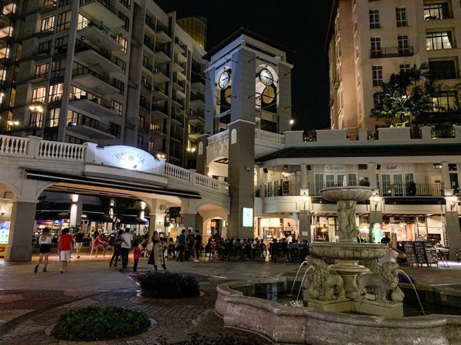 高層マンションの下にレストランが並ぶロバートソンキー