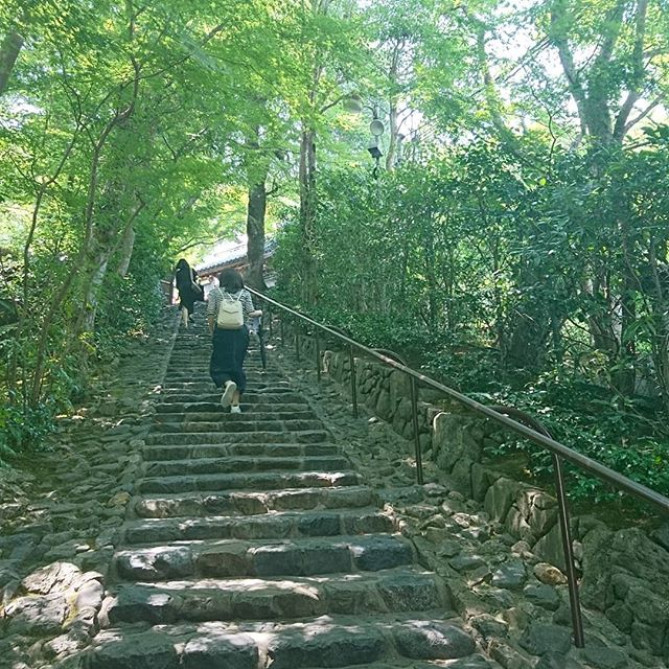 鈴虫寺前の階段