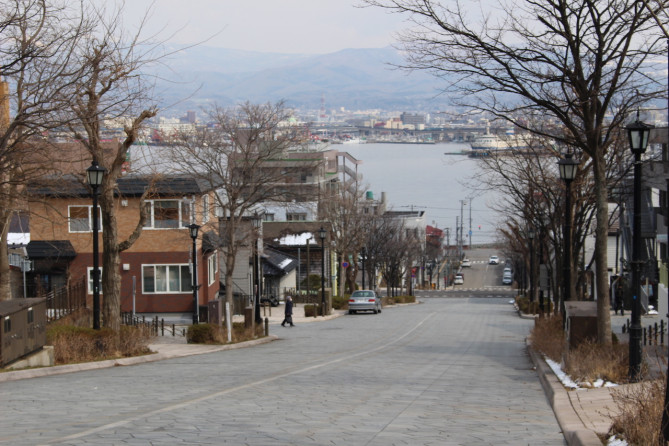 函館湾を臨む元町の街並み（八幡坂）