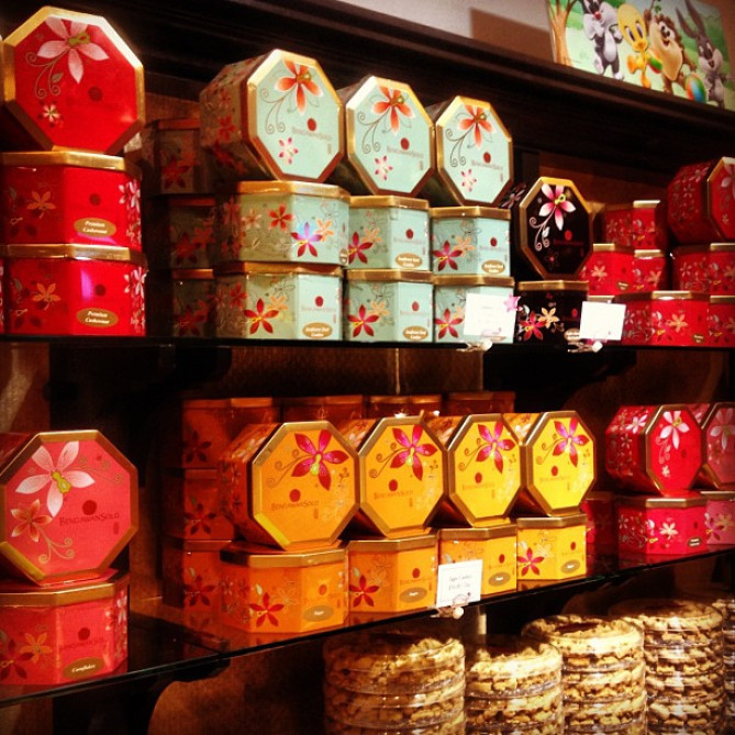 カラフルな缶入りクッキーが人気のブンガワンソロ