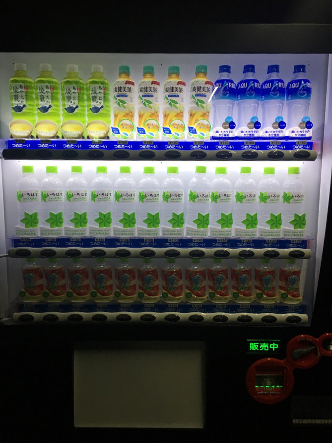 チームラボボーダレス お台場(休憩室の自動販売機)