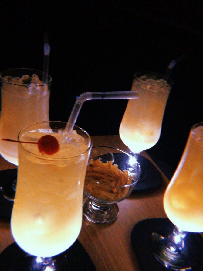 光るドリンクとスナック