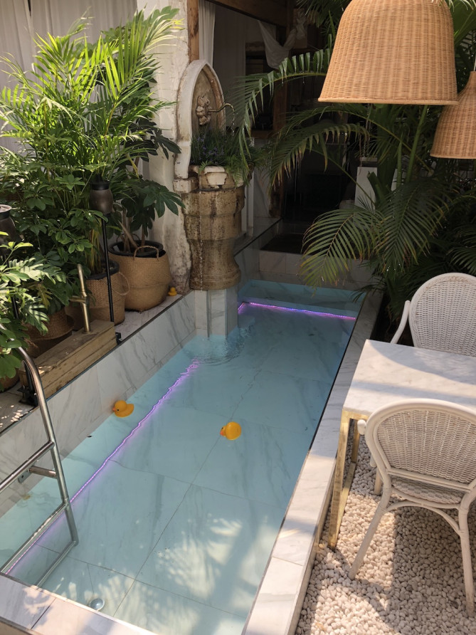 サラデンのプール