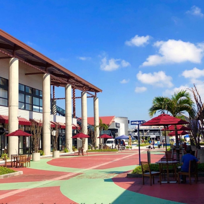 たくさんのお店が立ち並ぶあしびなー