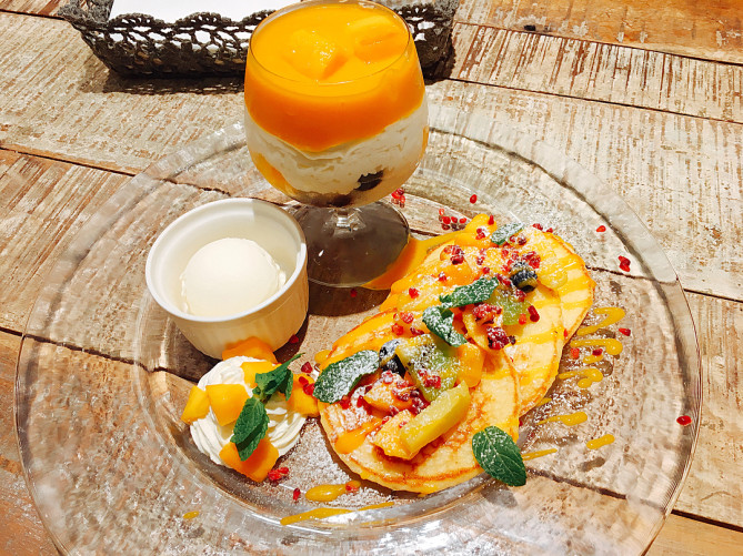 マンゴーパフェパンケーキ（2018/8/1/〜9/24）：1,570円