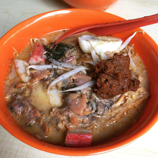 赤貝がトッピングされているラクサ