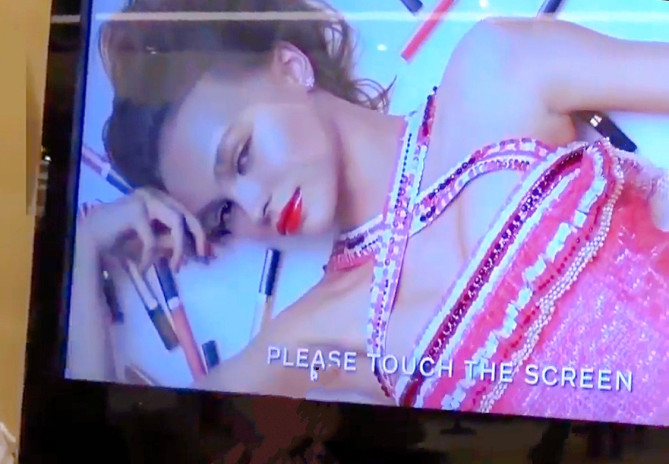 シャネルのコスメ自販機