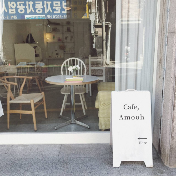 シックな雰囲気のカフェです