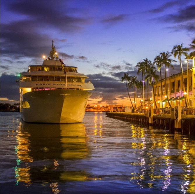 乗船場のアロハタワー