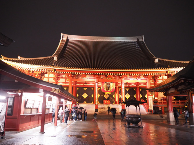 御朱印帳は本殿正面の建物で購入できます