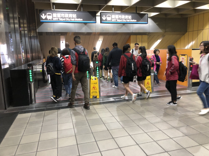 エスカレーターは右側