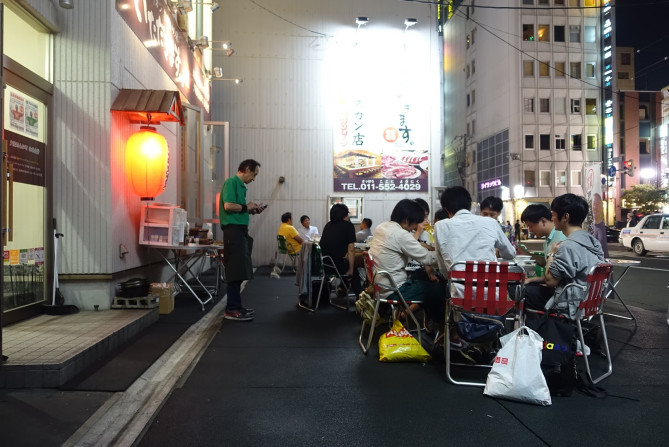 夏場はビアガーデン風席も