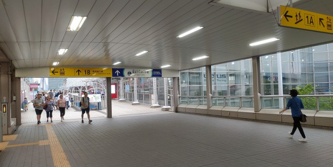 お台場周辺にはショッピングモールなども多くあります