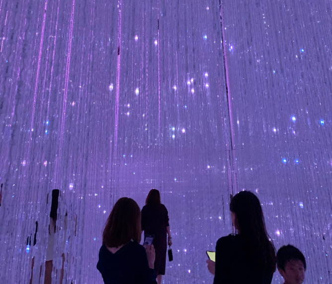 アプリと連動するクリスタルユニバースの光