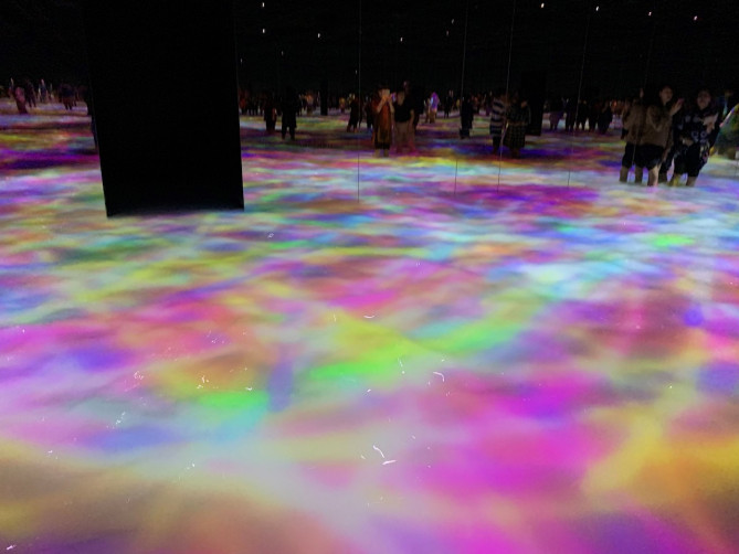 実際に水に入って体感できる水面アート