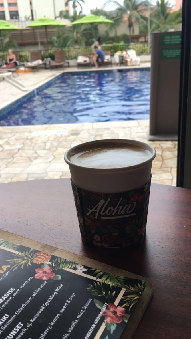 カフェのドリンクとプール・オリジナル画像