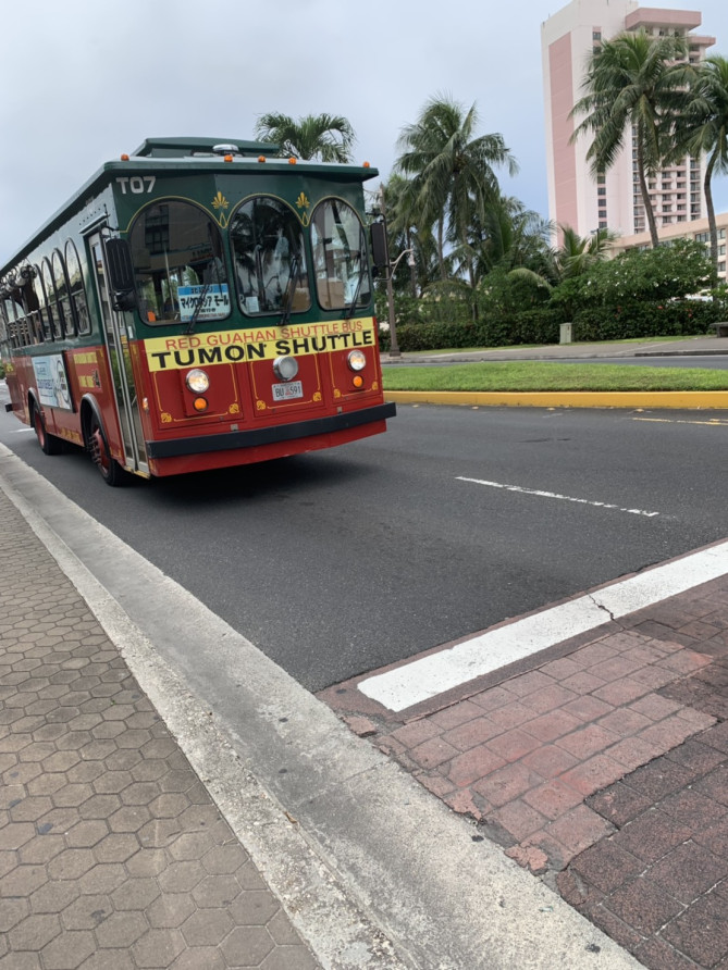 赤いシャトルバス