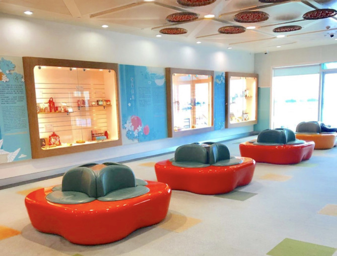 柿の椅子がずらり 