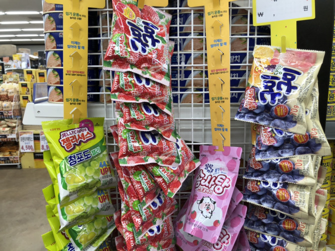 韓国スーパーのグミコーナー