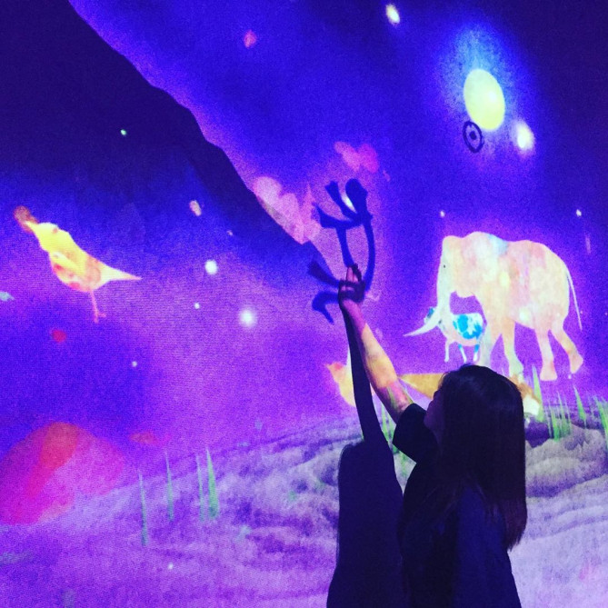 影に触れて世界を作り出していく作品