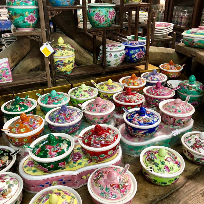 カラフルなプラナカン陶器