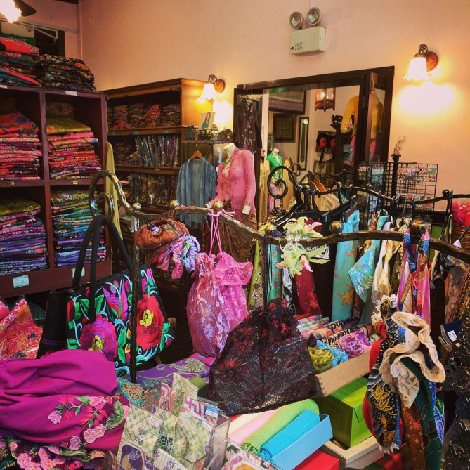 豊富な種類のプラカナカン雑貨を扱うルマーキムチュー