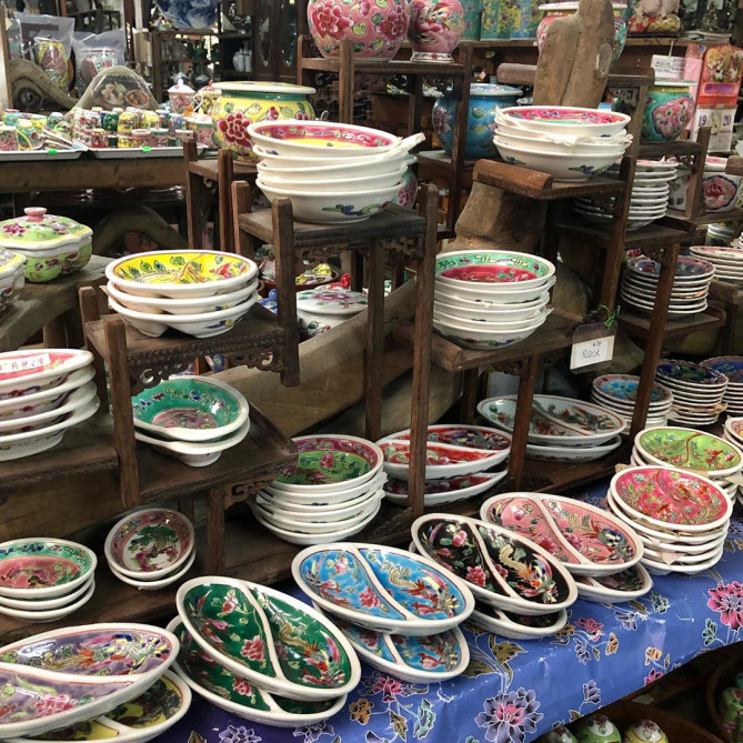 圧巻のプラナカン陶器の品ぞろえ