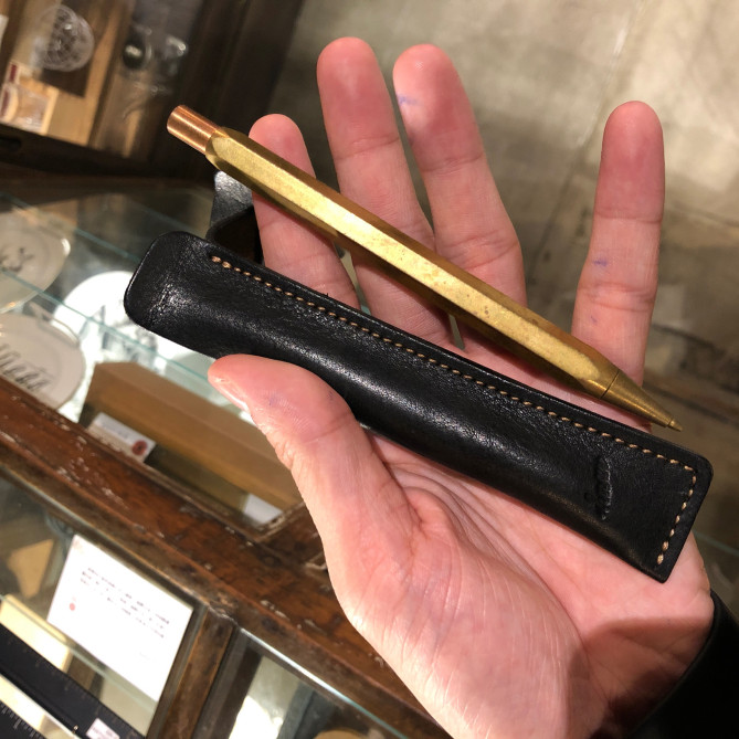 ペンと革ケース