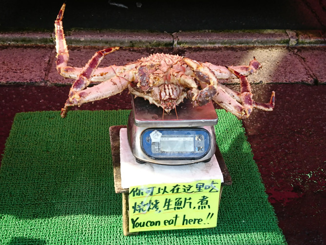 鮮魚店店頭のカニ