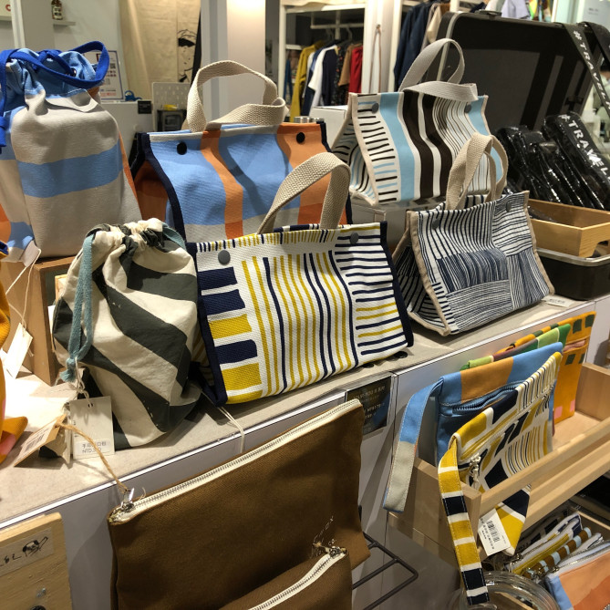 手提げはとてもカラフル