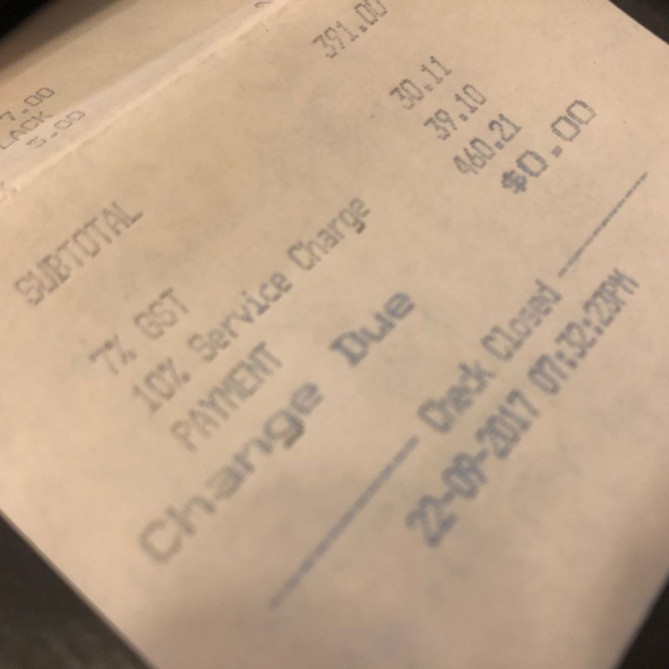 レストランではサービスチャージが加算される