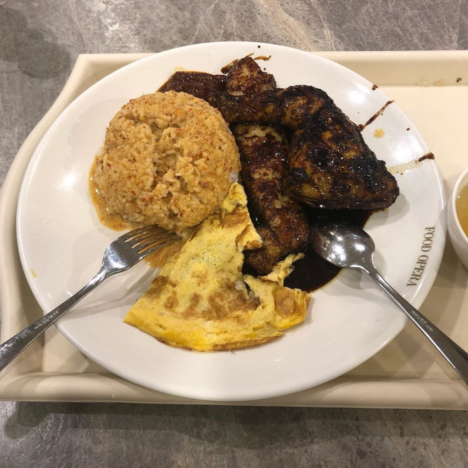 シンガポールではフォークとスプーンを使う