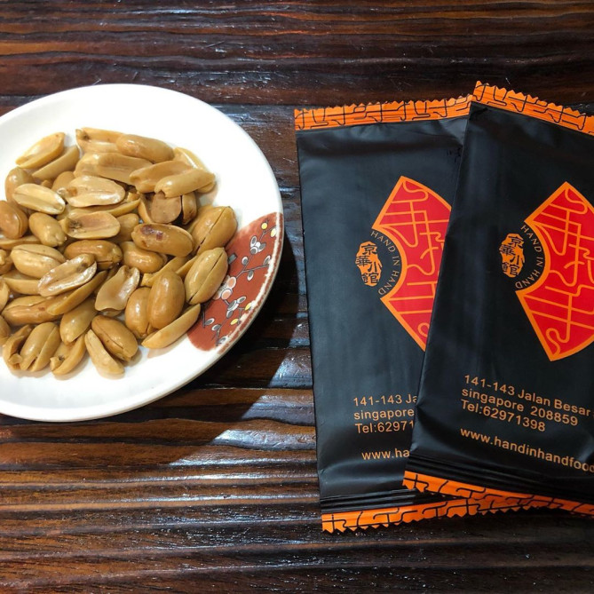 有料のおしぼりとピーナッツ