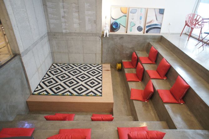 フロント横のフリースペース